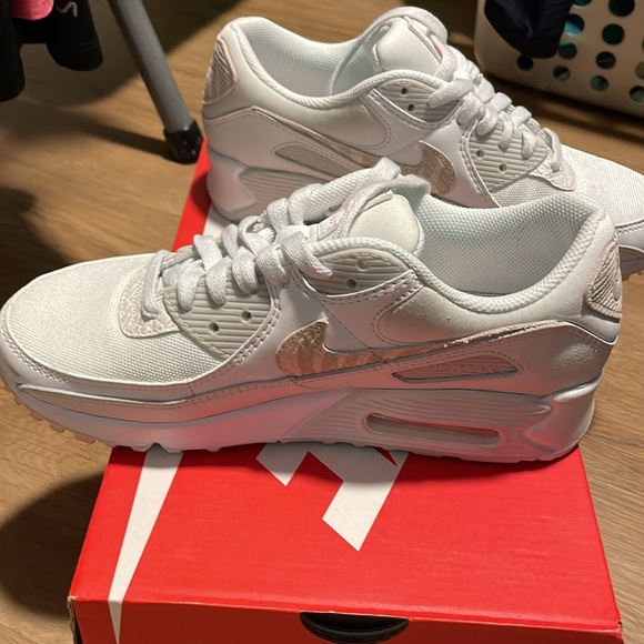 Nike women’s air max 8.5, white - Picture 2 of 5